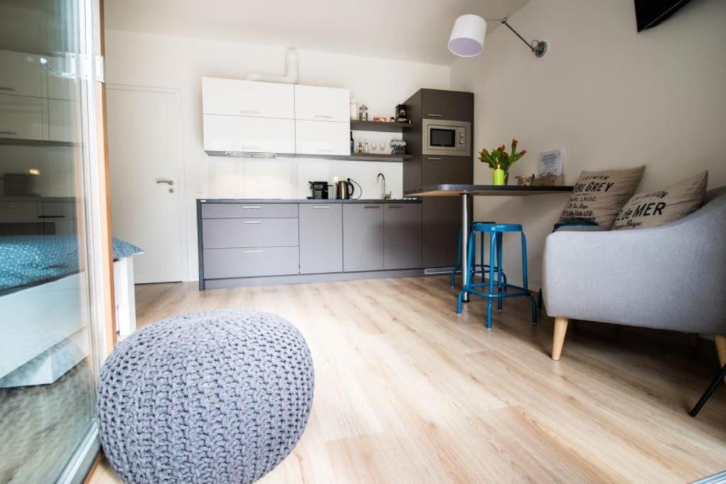 Stylish Studio with Balcony, 12 Min to City Centre, Free Netflix & WiFi