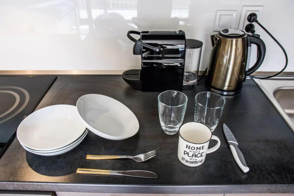 Stylish Studio with Balcony, 12 Min to City Centre, Free Netflix & WiFi