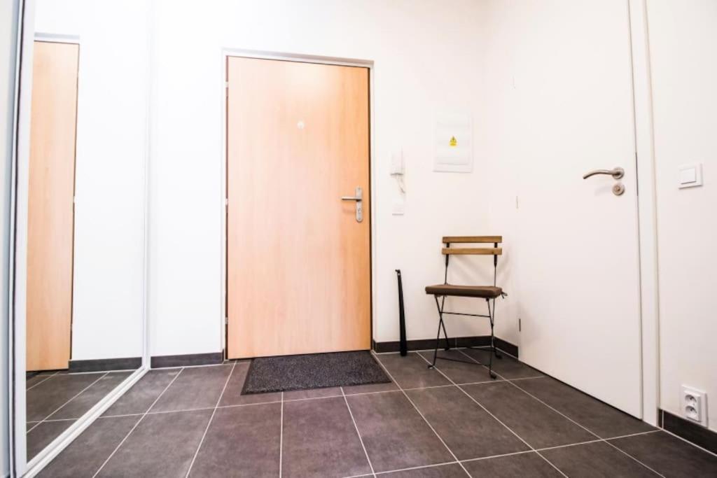 Stylish Studio with Balcony, 12 Min to City Centre, Free Netflix & WiFi