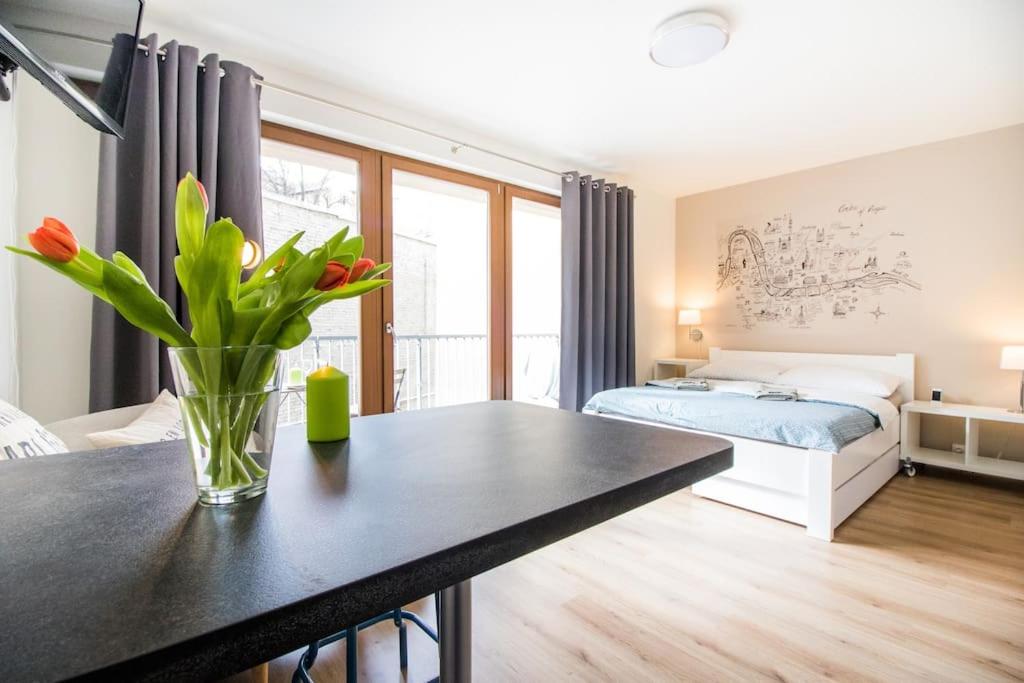 Stylish Studio with Balcony, 12 Min to City Centre, Free Netflix & WiFi