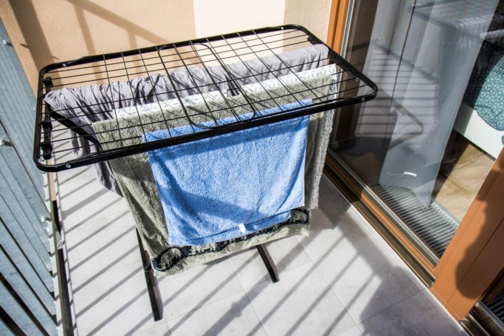 Stylish Studio with Balcony, 12 Min to City Centre, Free Netflix & WiFi