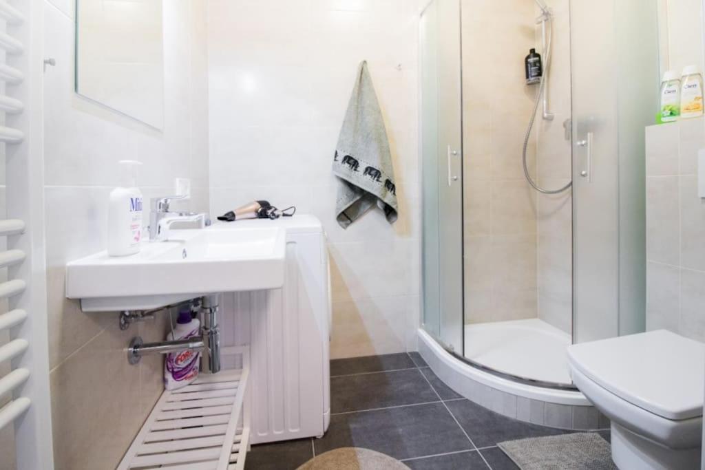 Stylish Studio with Balcony, 12 Min to City Centre, Free Netflix & WiFi