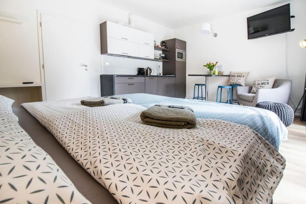 Stylish Studio with Balcony, 12 Min to City Centre, Free Netflix & WiFi
