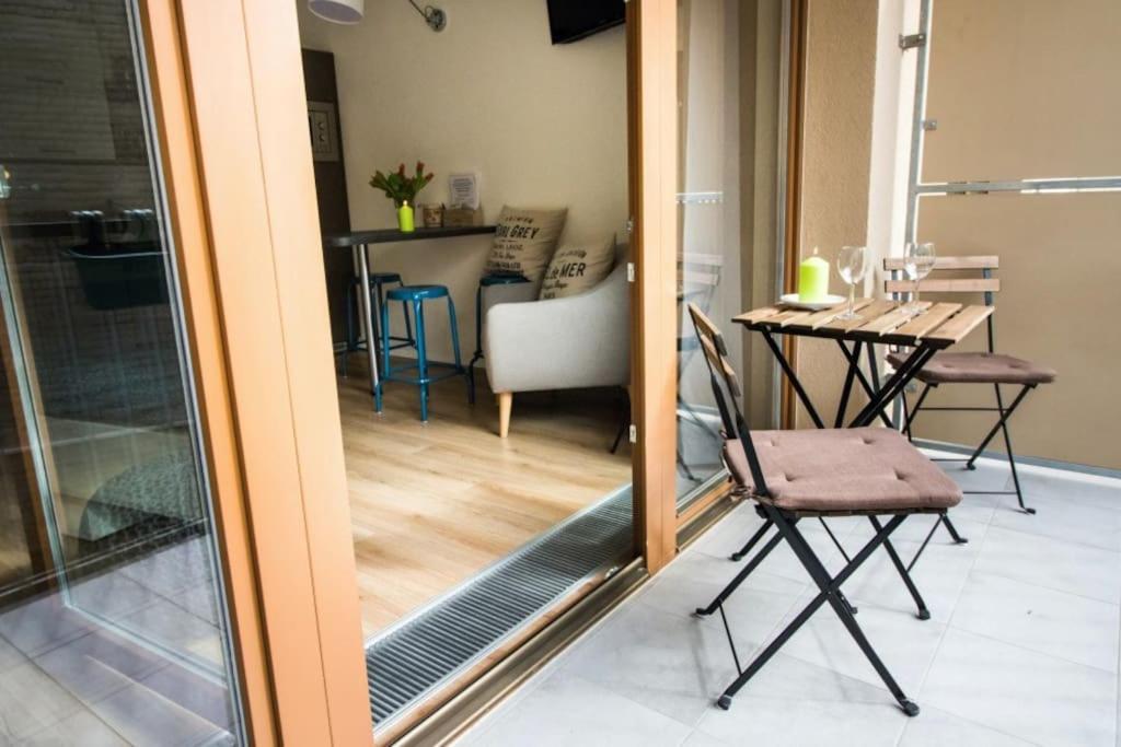 Stylish Studio with Balcony, 12 Min to City Centre, Free Netflix & WiFi