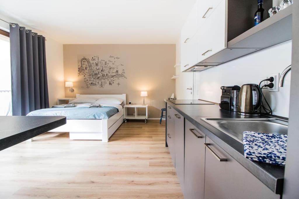 Stylish Studio with Balcony, 12 Min to City Centre, Free Netflix & WiFi