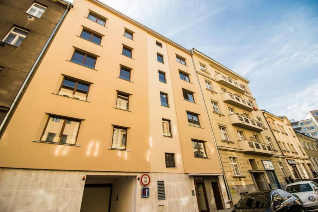 Stylish Studio with Balcony, 12 Min to City Centre, Free Netflix & WiFi