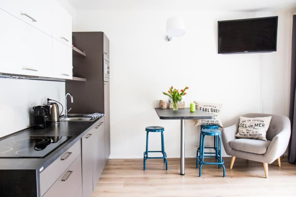 Stylish Studio with Balcony, 12 Min to City Centre, Free Netflix & WiFi