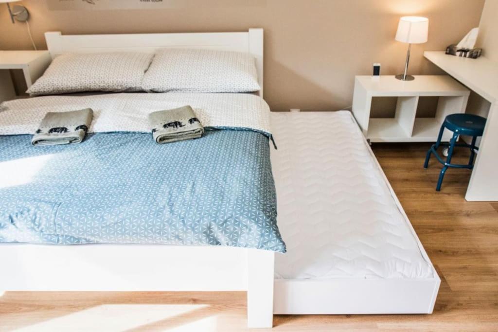 Stylish Studio with Balcony, 12 Min to City Centre, Free Netflix & WiFi