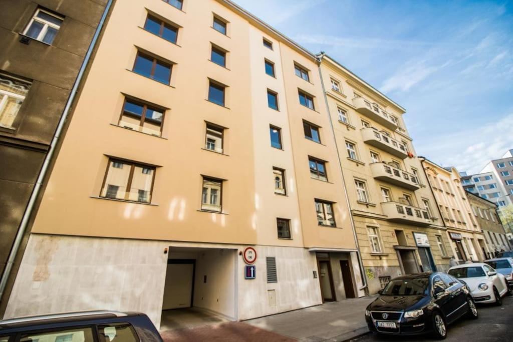 Stylish Studio with Balcony, 12 Min to City Centre, Free Netflix & WiFi