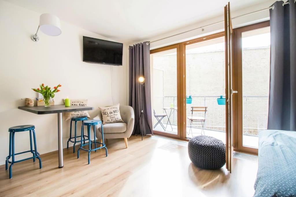 Stylish Studio with Balcony, 12 Min to City Centre, Free Netflix & WiFi