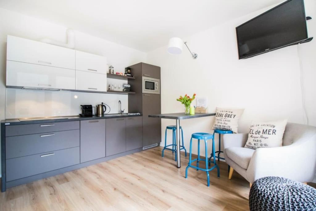 Stylish Studio with Balcony, 12 Min to City Centre, Free Netflix & WiFi