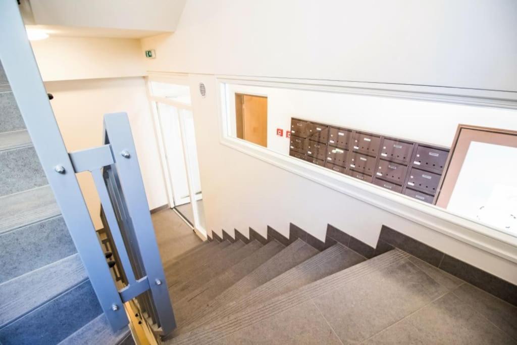 Stylish Studio with Balcony, 12 Min to City Centre, Free Netflix & WiFi