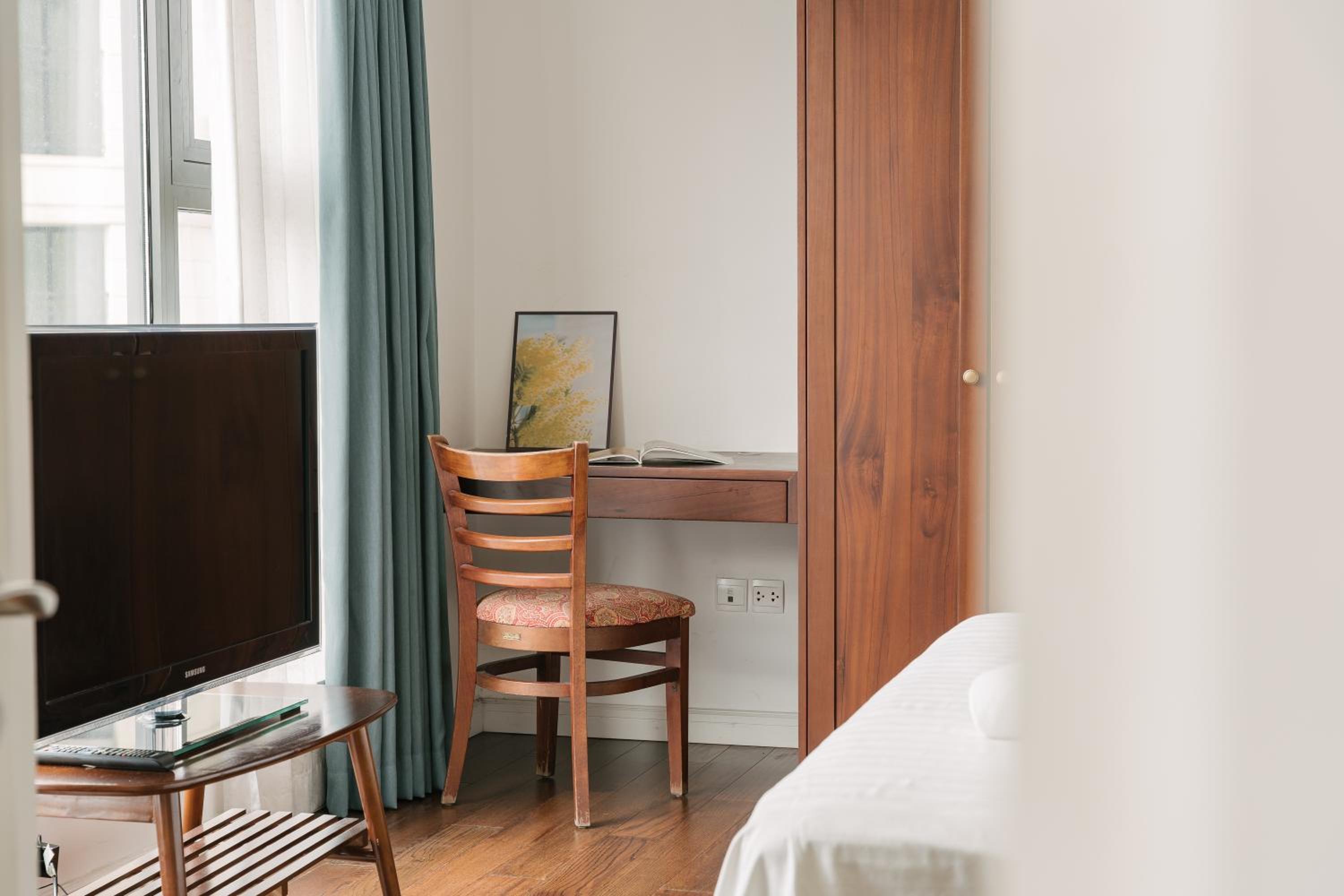 D'Leroi Soleil - Modern Apartment by West Lake