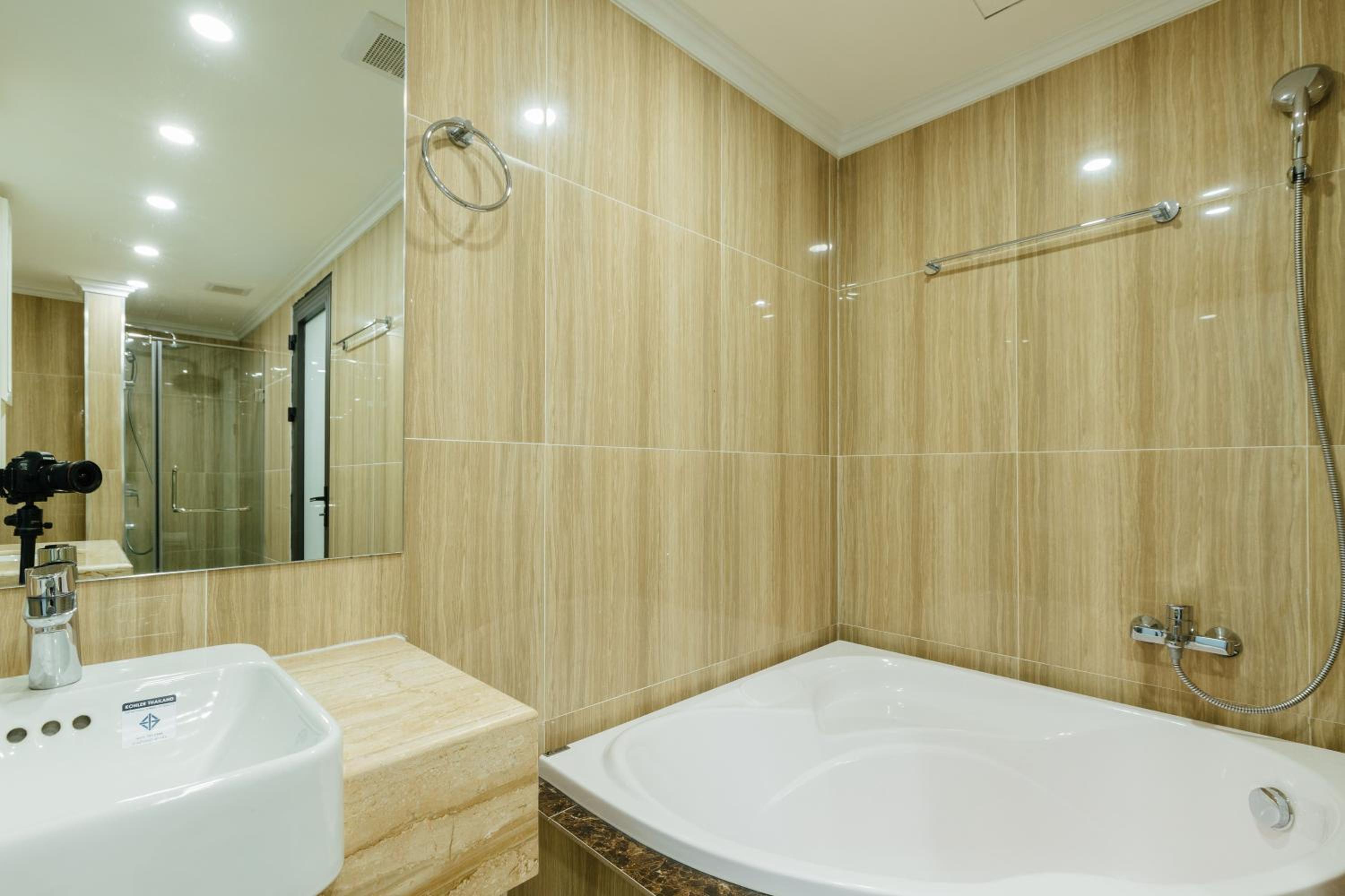 D'Leroi Soleil - Modern Apartment by West Lake