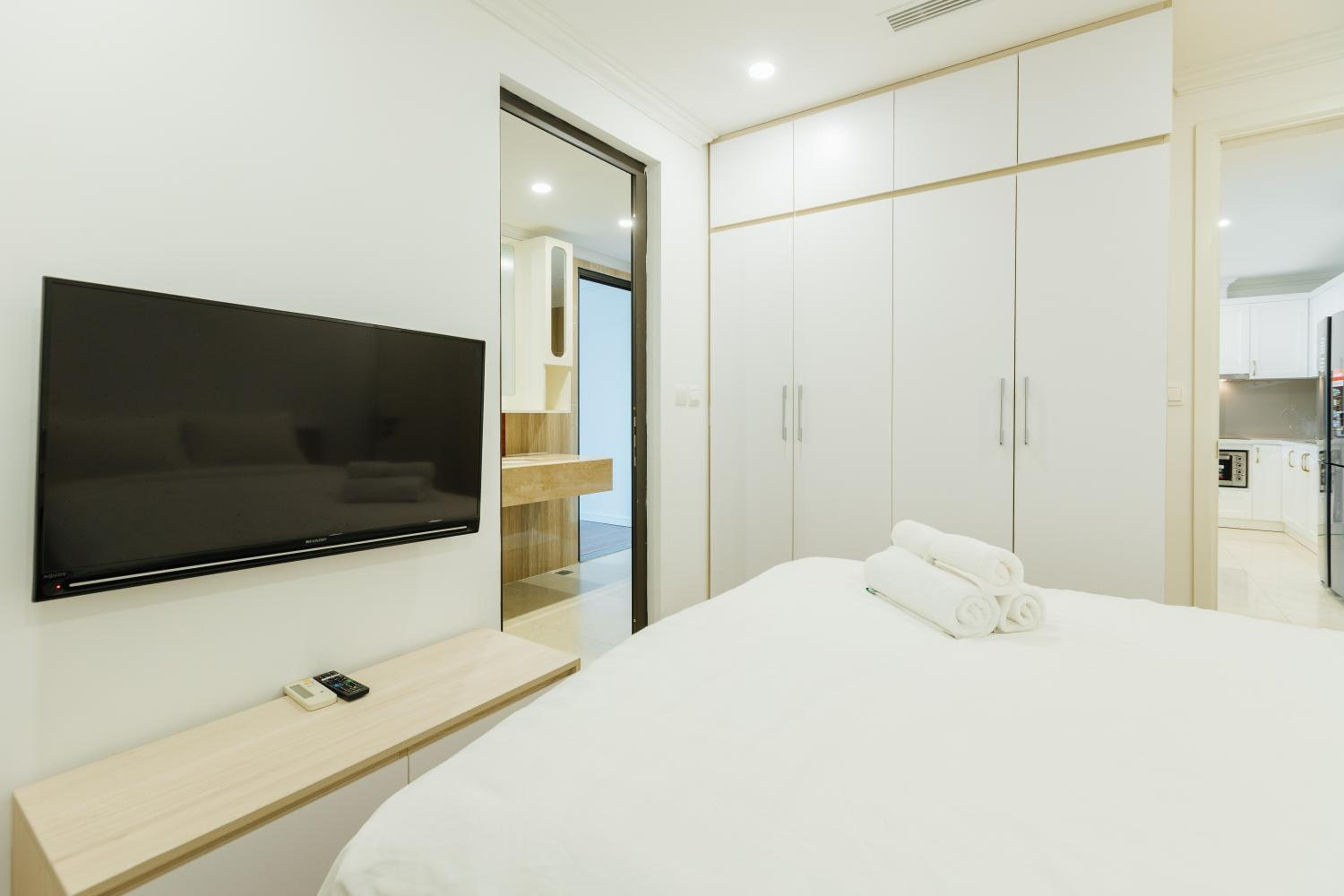 D'Leroi Soleil - Modern Apartment by West Lake