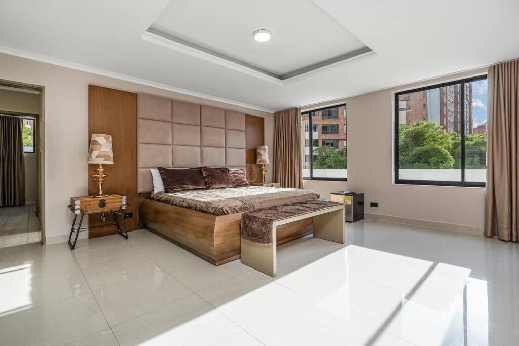 white house poblado
