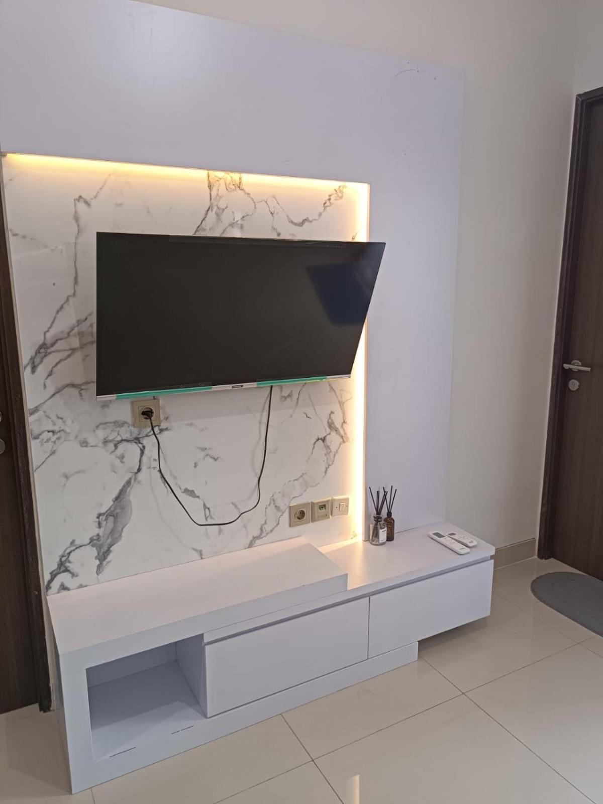 Super Comfy 2BR Apartemen Transpark Cibubur By Royal Home Indonesia view 4
