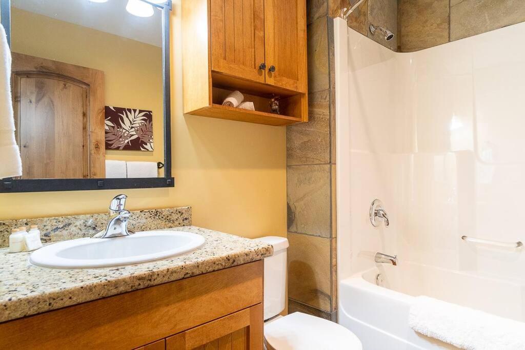 Luxury Aspens 2 Bdrm Condo with Amazing ski in and out