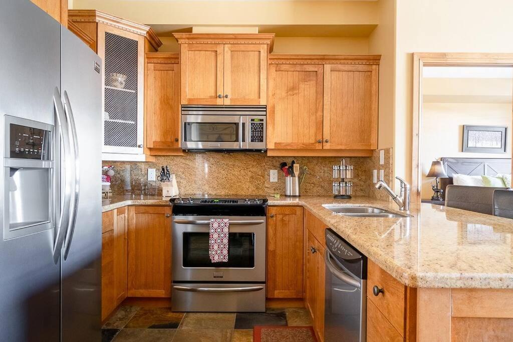 Luxury Aspens 2 Bdrm Condo with Amazing ski in and out