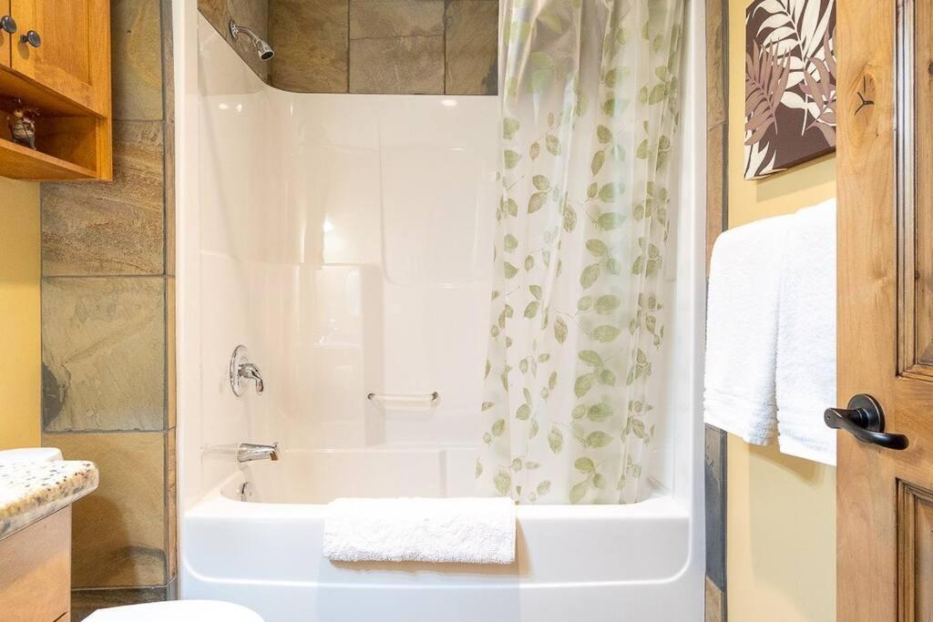 Luxury Aspens 2 Bdrm Condo with Amazing ski in and out