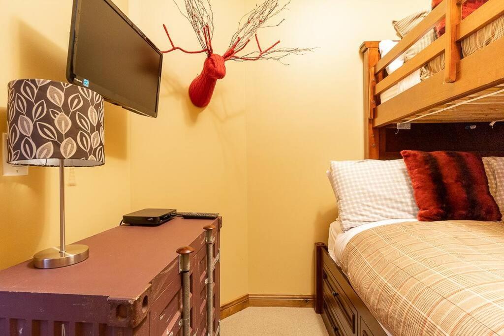 Luxury Aspens 2 Bdrm Condo with Amazing ski in and out