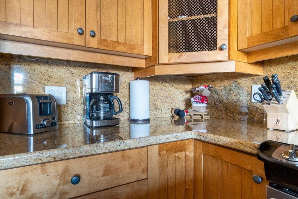 Luxury Aspens 2 Bdrm Condo with Amazing ski in and out