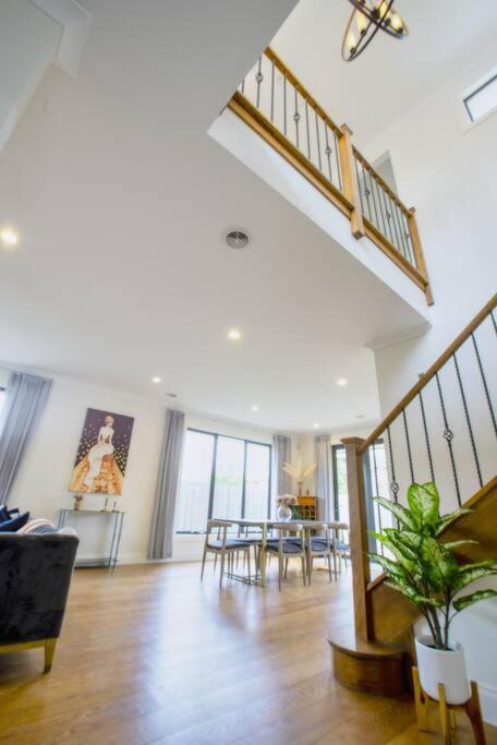 Family Fairyland 4 BRM 3 BATH near Chadstone SC