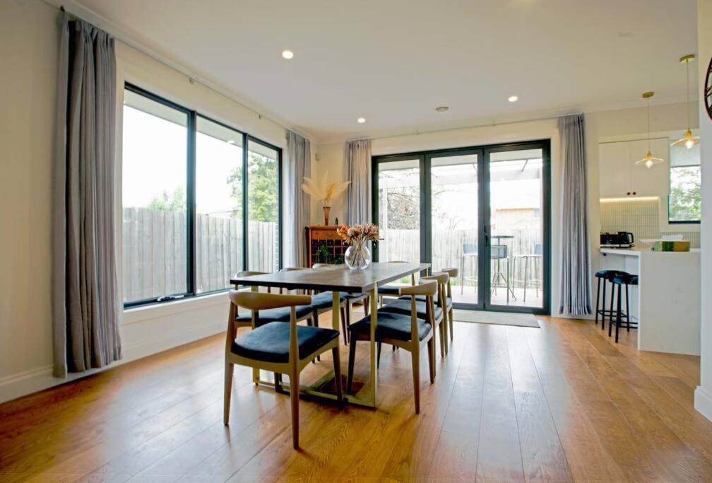 Family Fairyland 4 BRM 3 BATH near Chadstone SC