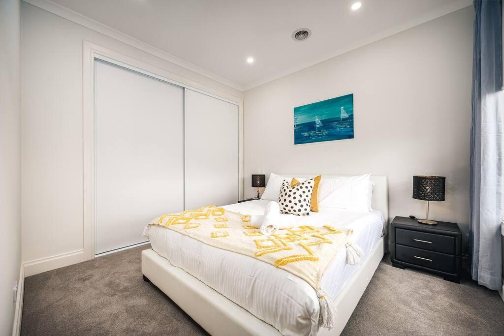 Family Fairyland 4 BRM 3 BATH near Chadstone SC