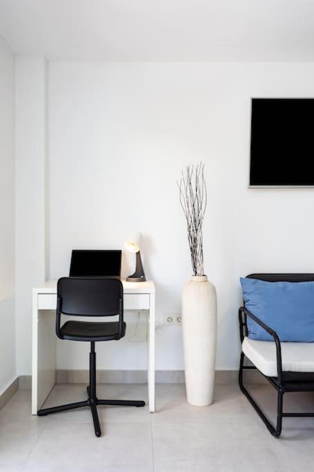 Bonito estudio con balcón