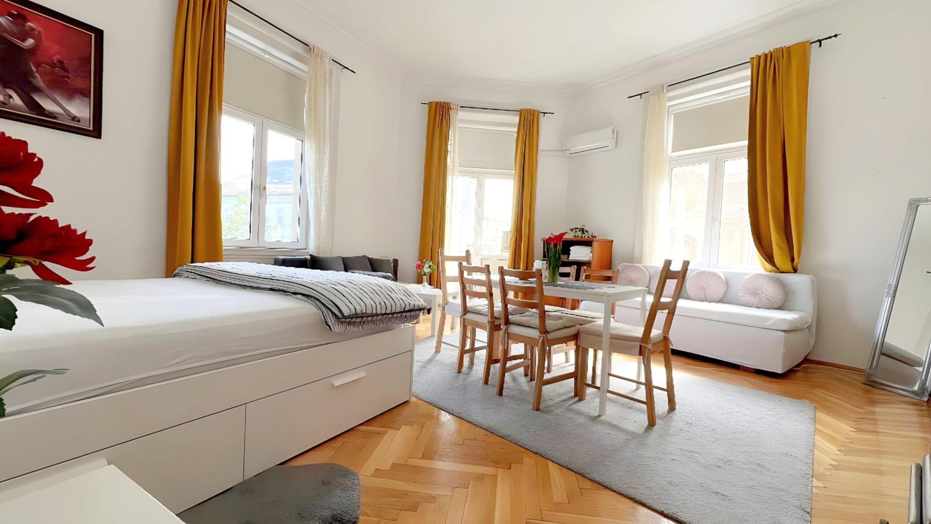 Central Panorama Balcony ,2AC,2BR Renovated view 2