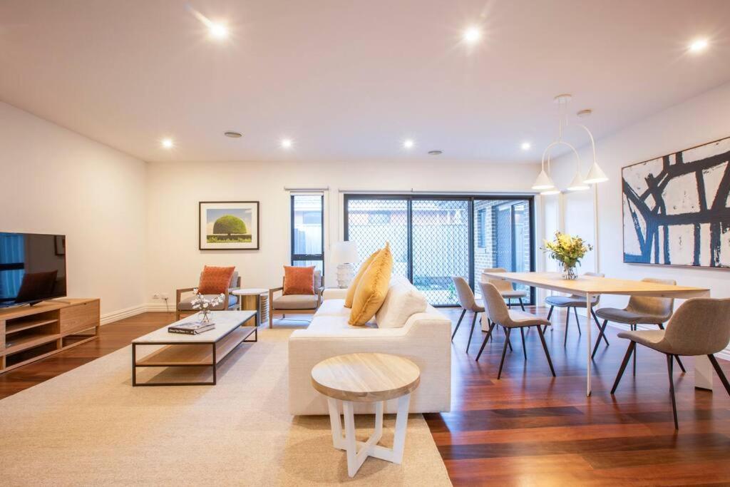 Peaceful and Spacious Modern Chadstone Home