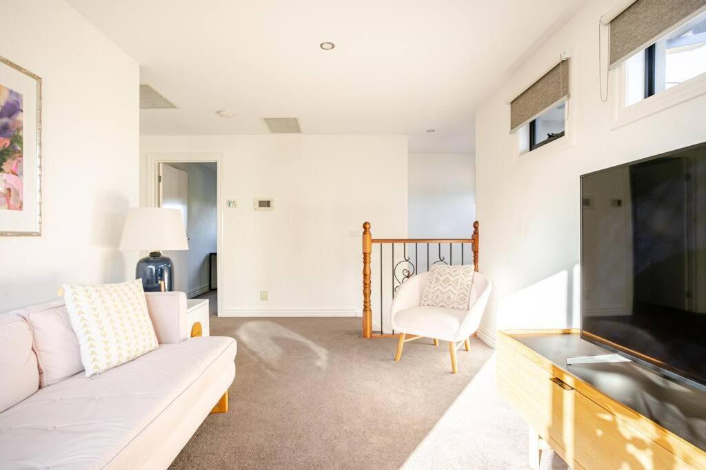 Peaceful and Spacious Modern Chadstone Home