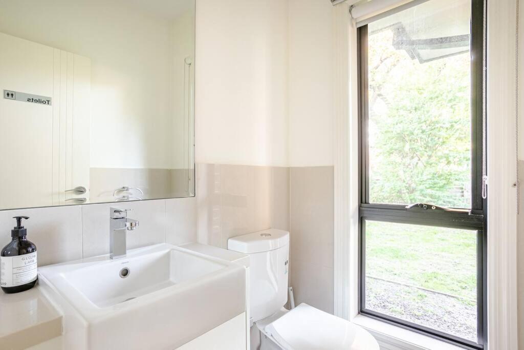 Peaceful and Spacious Modern Chadstone Home