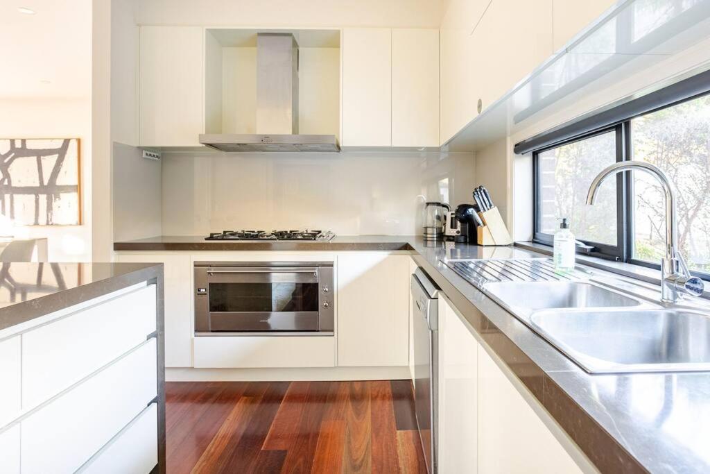 Peaceful and Spacious Modern Chadstone Home