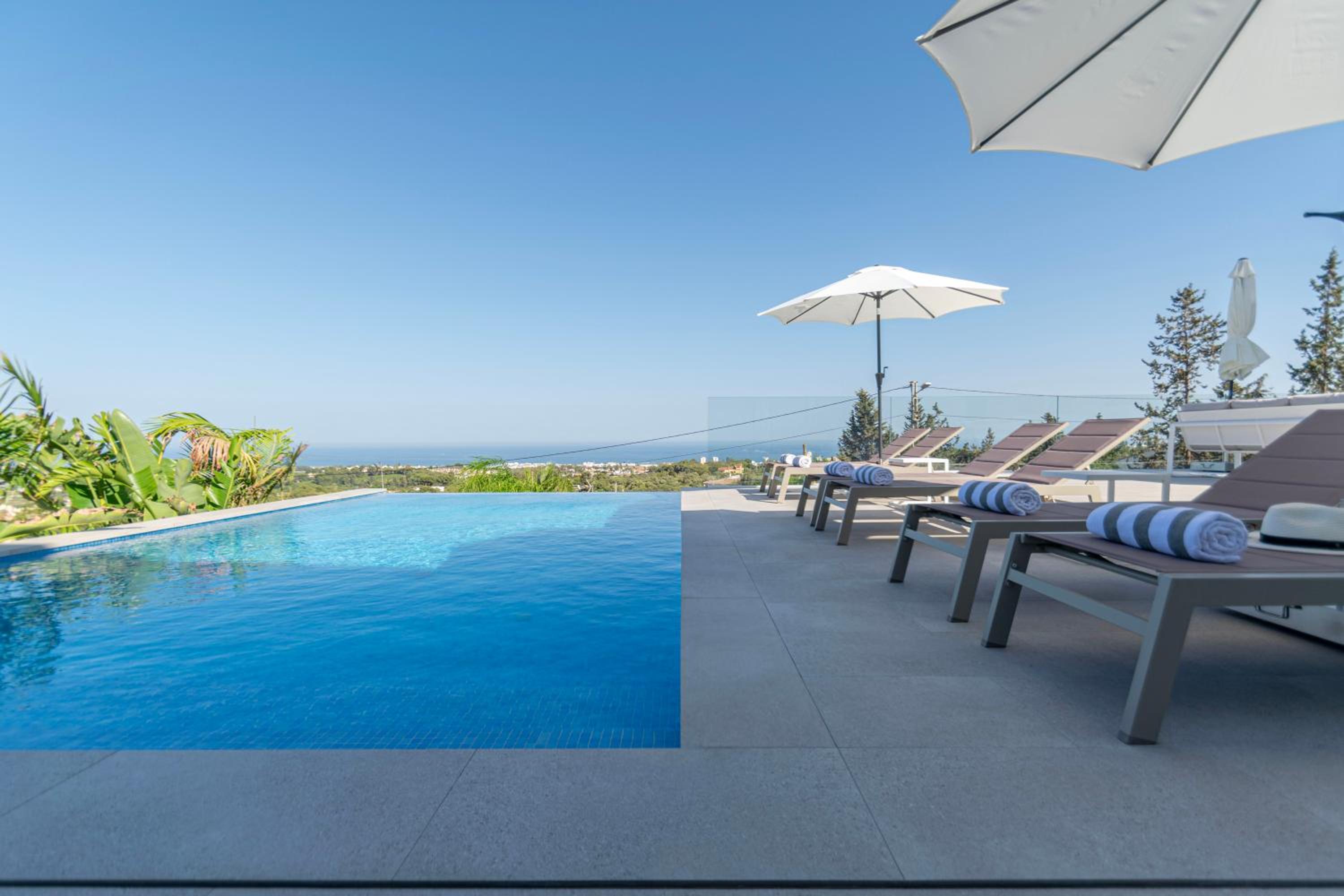 Happyplace Malaga - Villa with Panoramic Sea View Heated Infinity Saltwater Pool