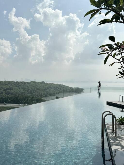 Urban Seaview with Infinity Pool, Luxury Modern Stylish 7pax 3Bedroom 3Queen view 2