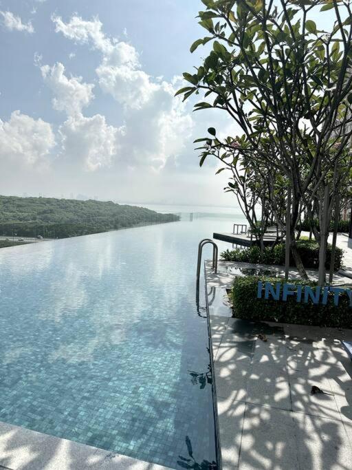 Urban Seaview with Infinity Pool, Luxury Modern Stylish 7pax 3Bedroom 3Queen photo 7