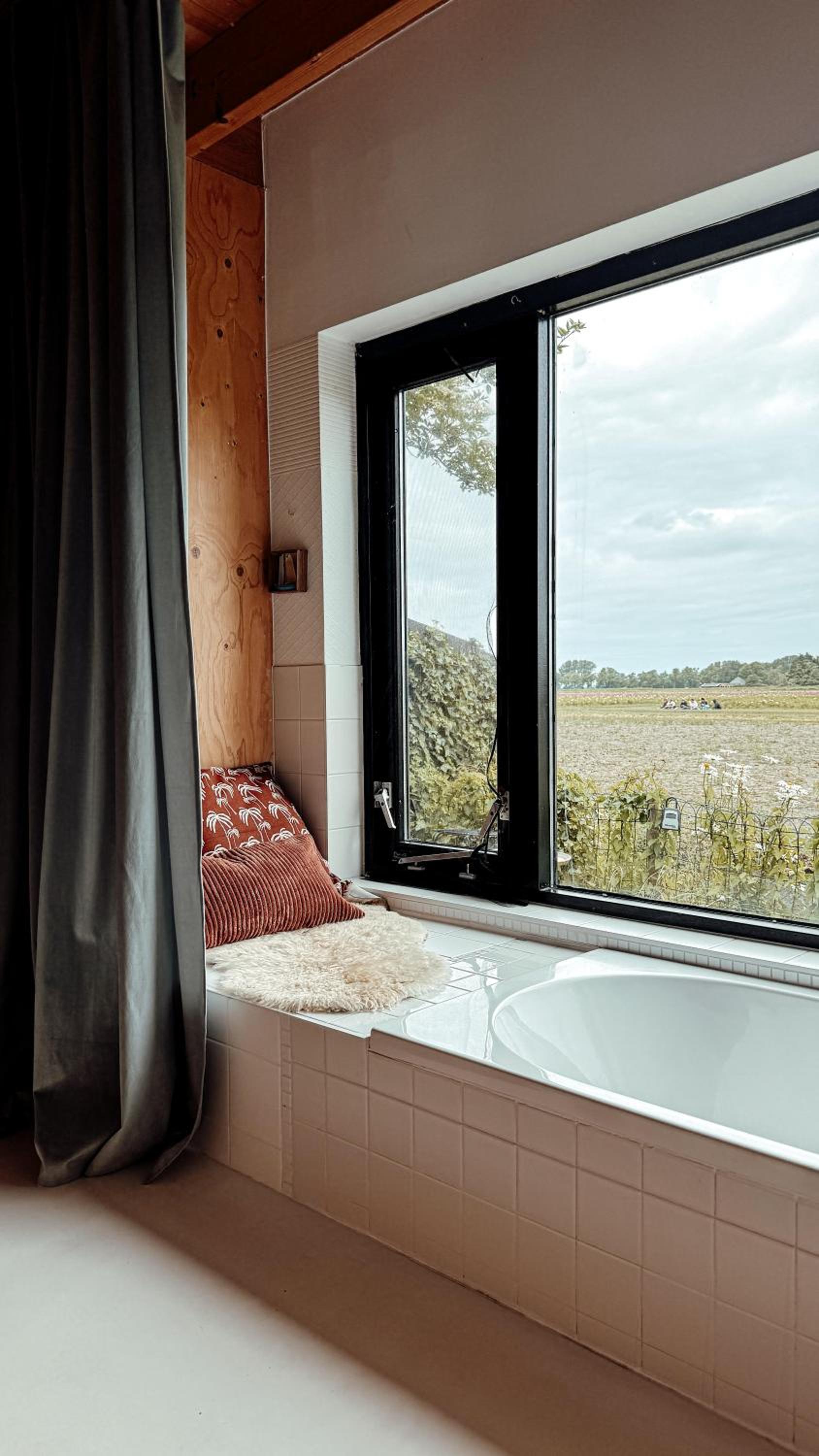 Sfeervol Vakantiehuis - Badkuip met weids uitzicht - Markermeer - by Familie Buitenhuys holiday houses view 2