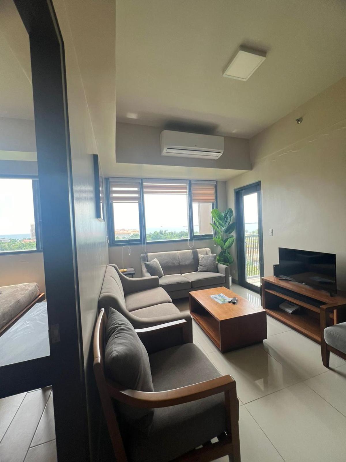Exec 1br for 6 person One Manchester Place with pool , P 350 beach pass PP view 5