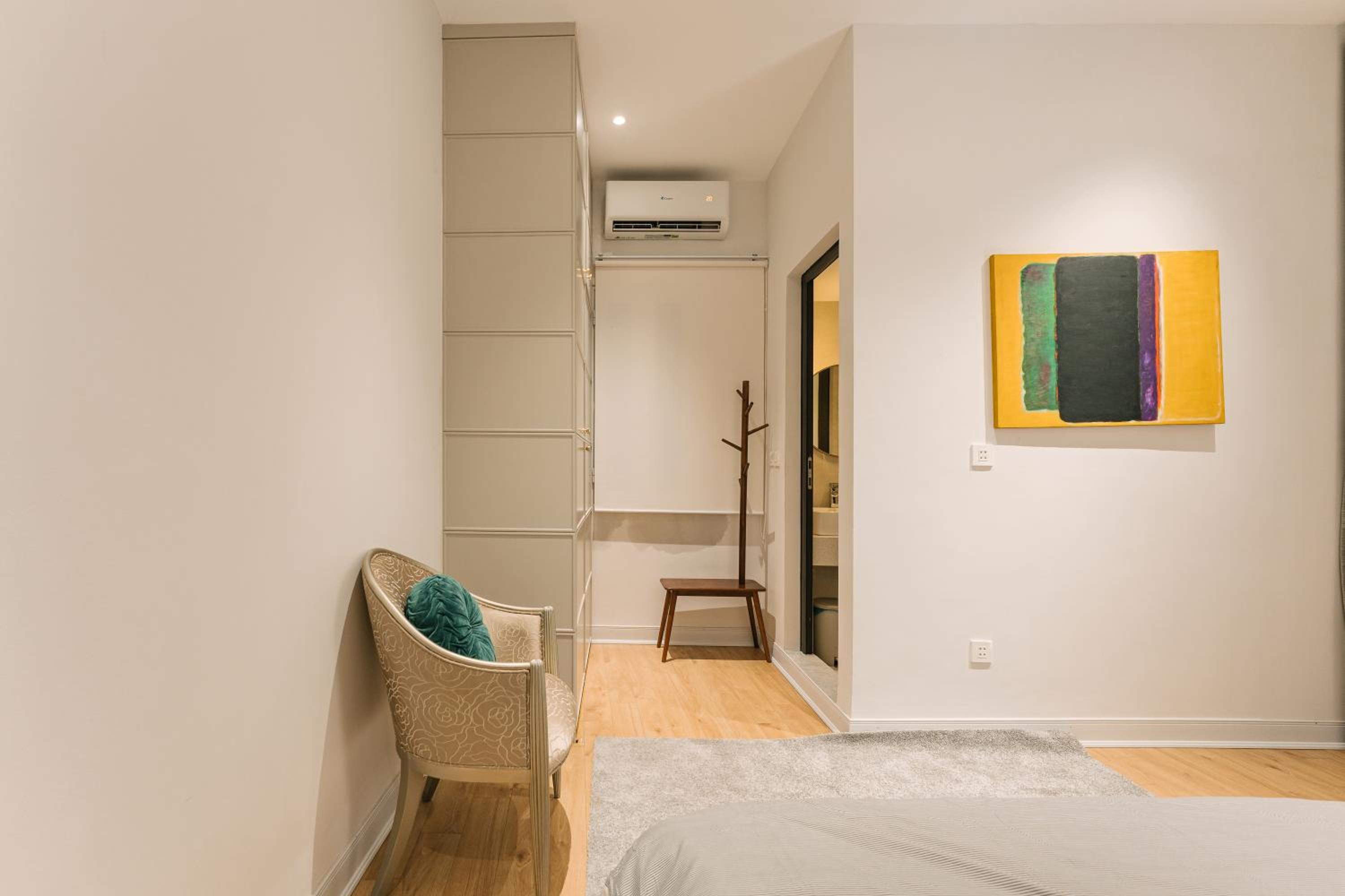 Central Modern Apt Big Group