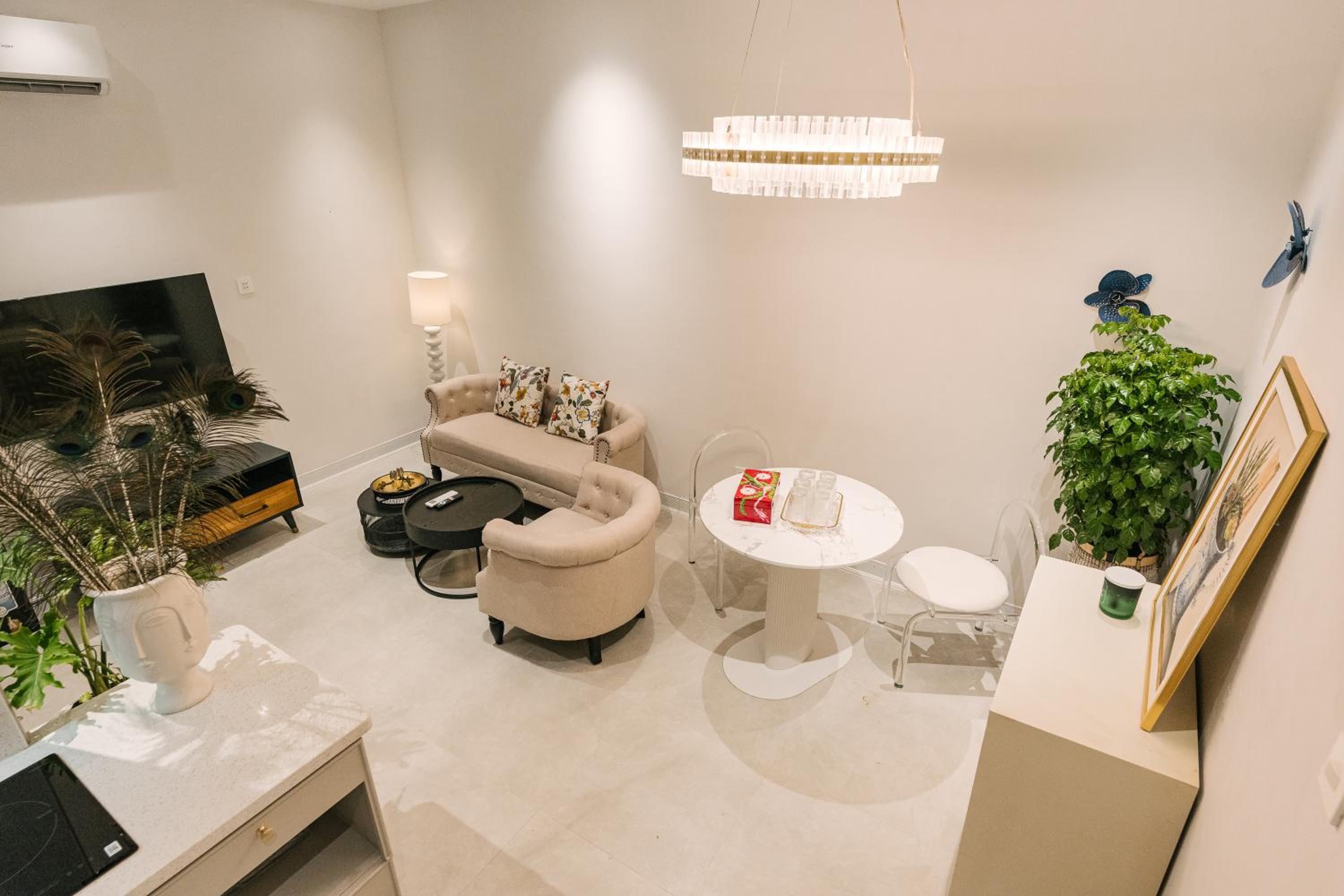 Central Modern Apt Big Group