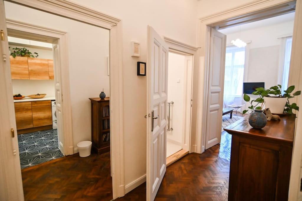Tranquil and Charming One Bedroom Apartment view 2