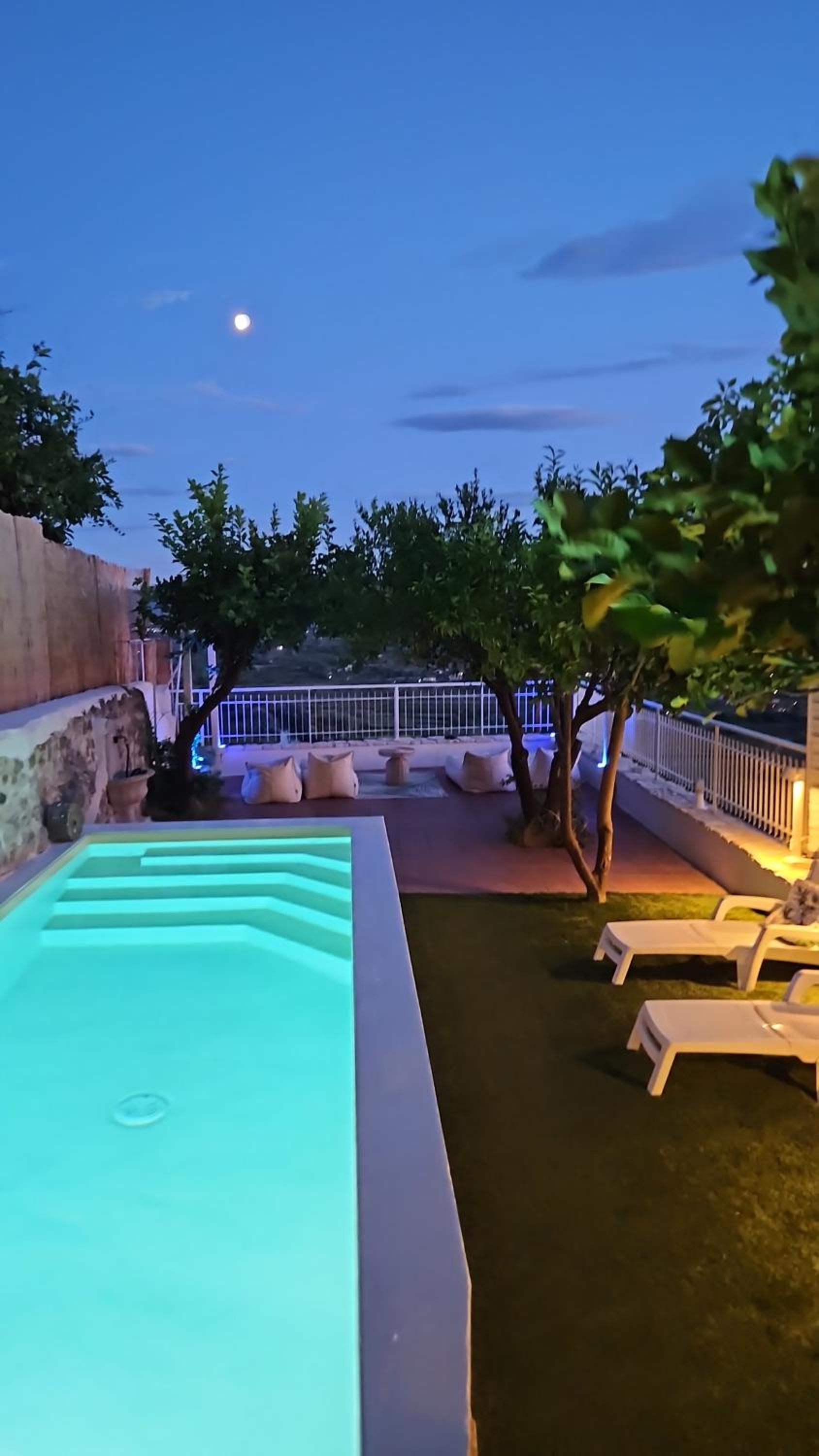 OIKOS Guesthouse & Rooftop