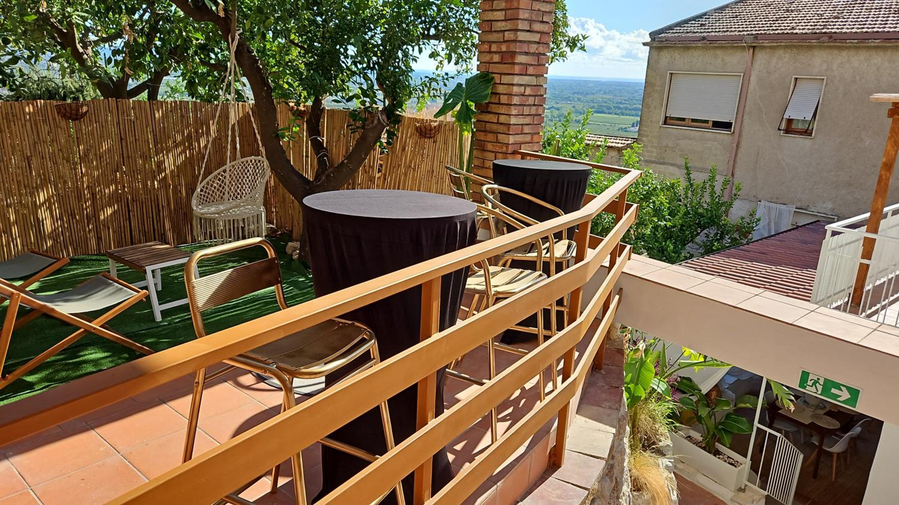 OIKOS Guesthouse & Rooftop