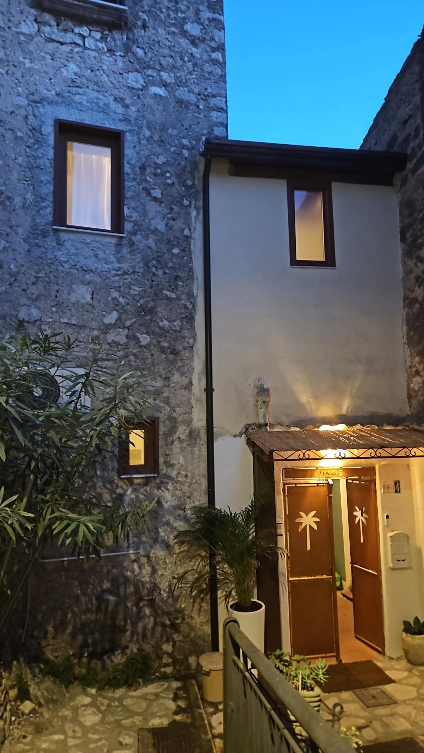 OIKOS Guesthouse & Rooftop