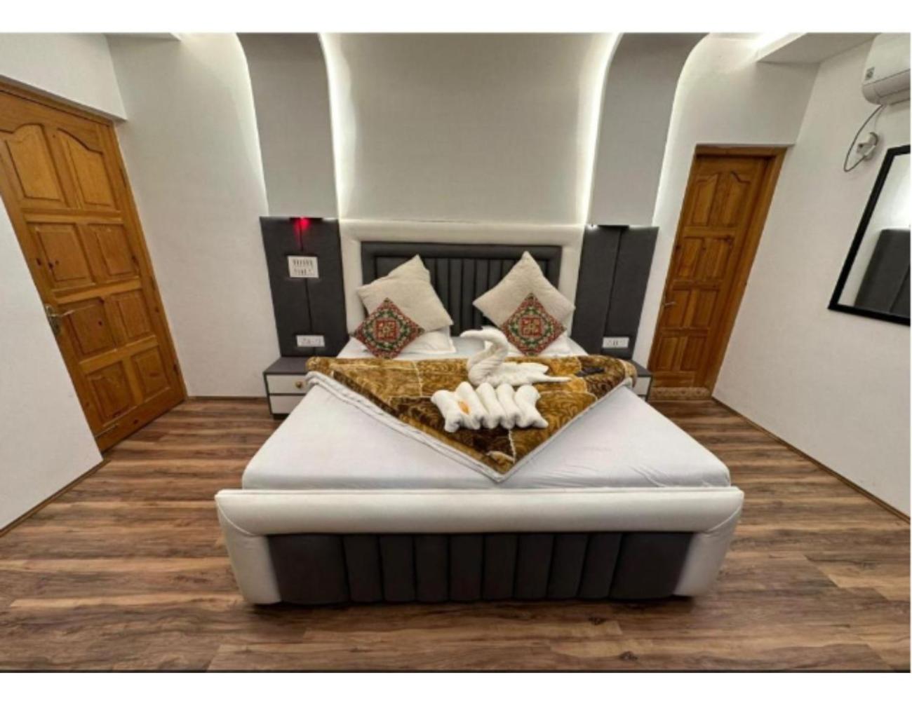 Mala Castle Cottages and Hotel, Pahalgam view 5