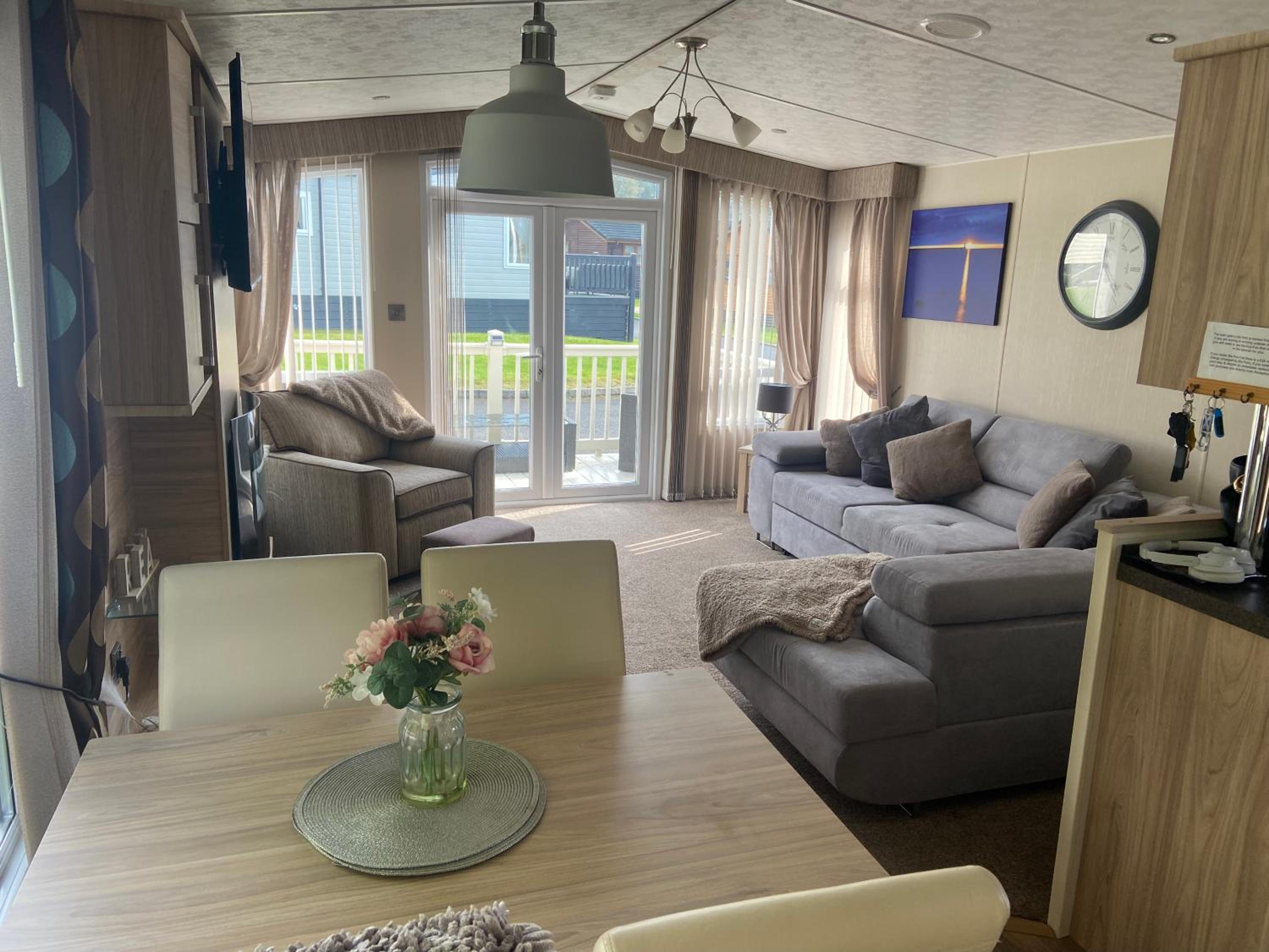 Otters Rural Retreat - Private Hot-Tub & Free Golf for guests included view 4