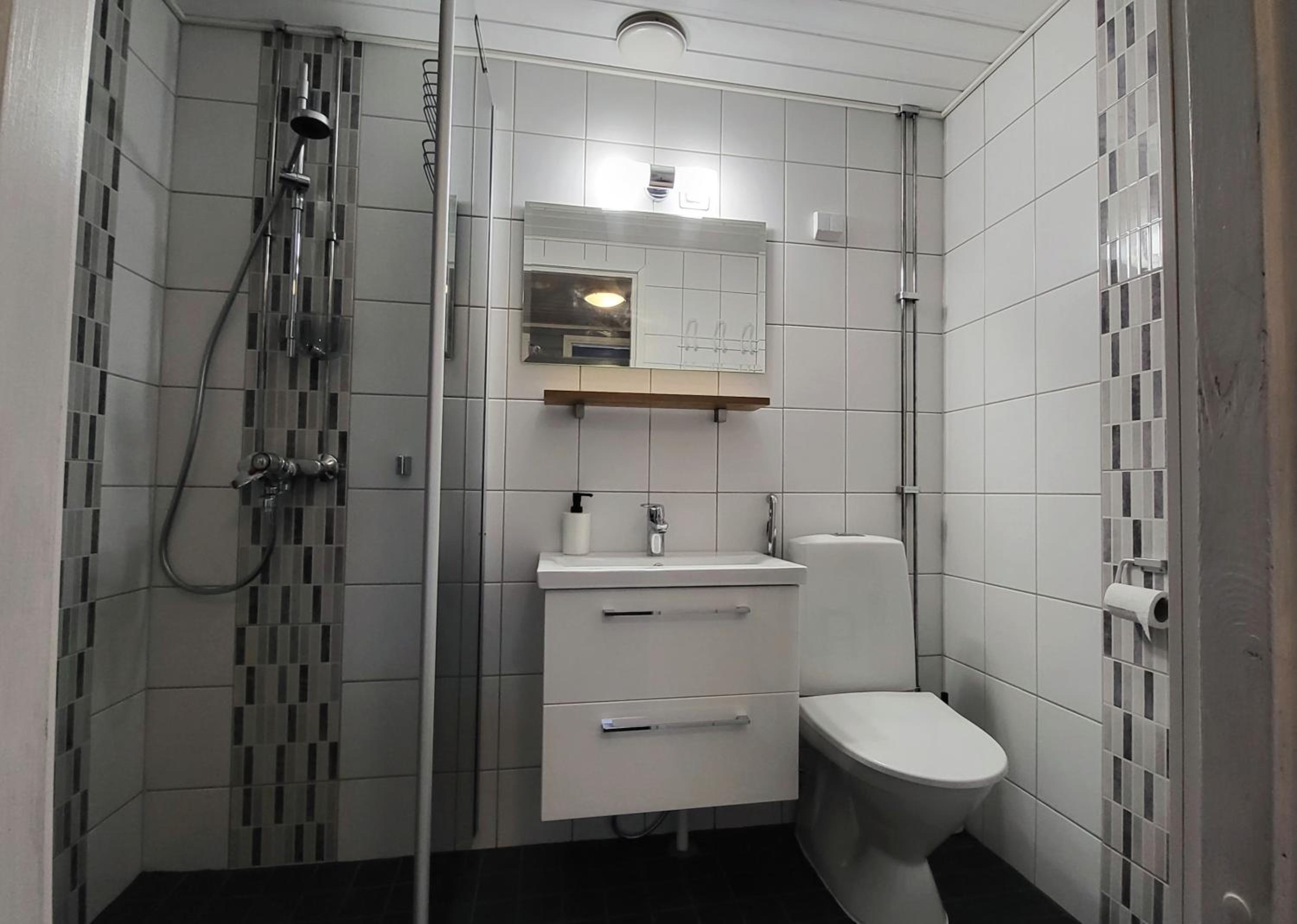 Söpö mökki Himoksella palveluiden vieressä