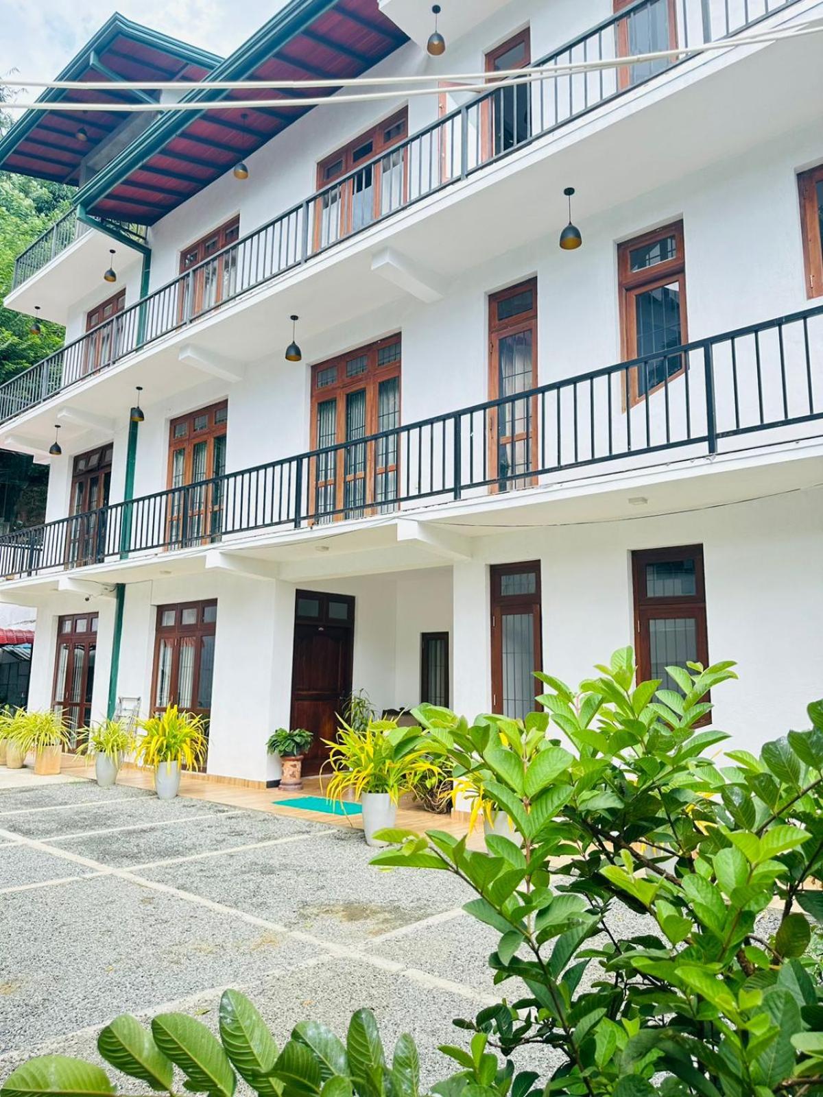 Kandy Lakeside Escape